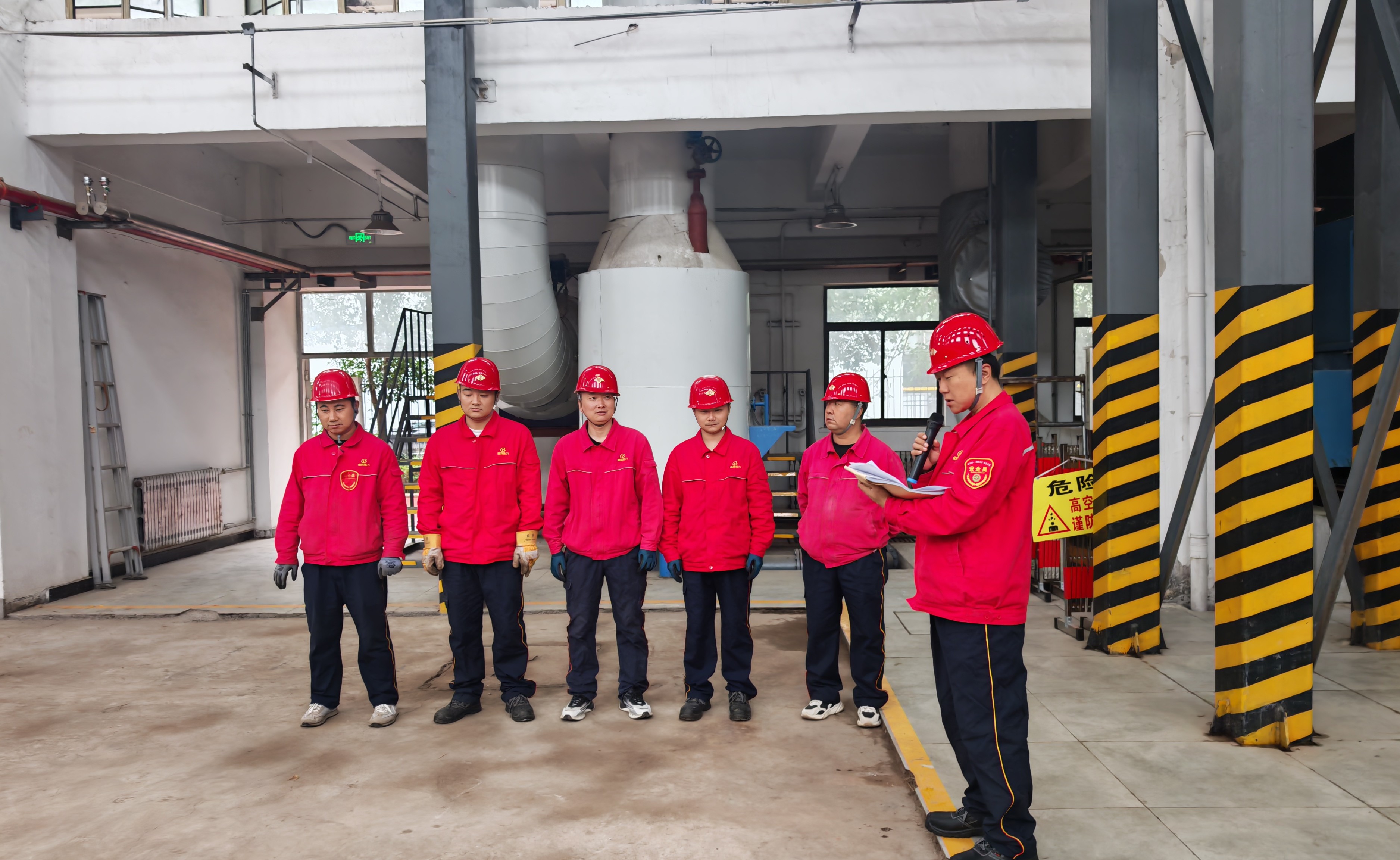 压实安全责任 筑牢防护防线 &mdash;&mdash;管网分公司开展高空作业及应急救援联合演练